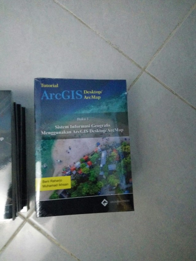 Buku 1 SIG menggunakan Arc GIS Desktop