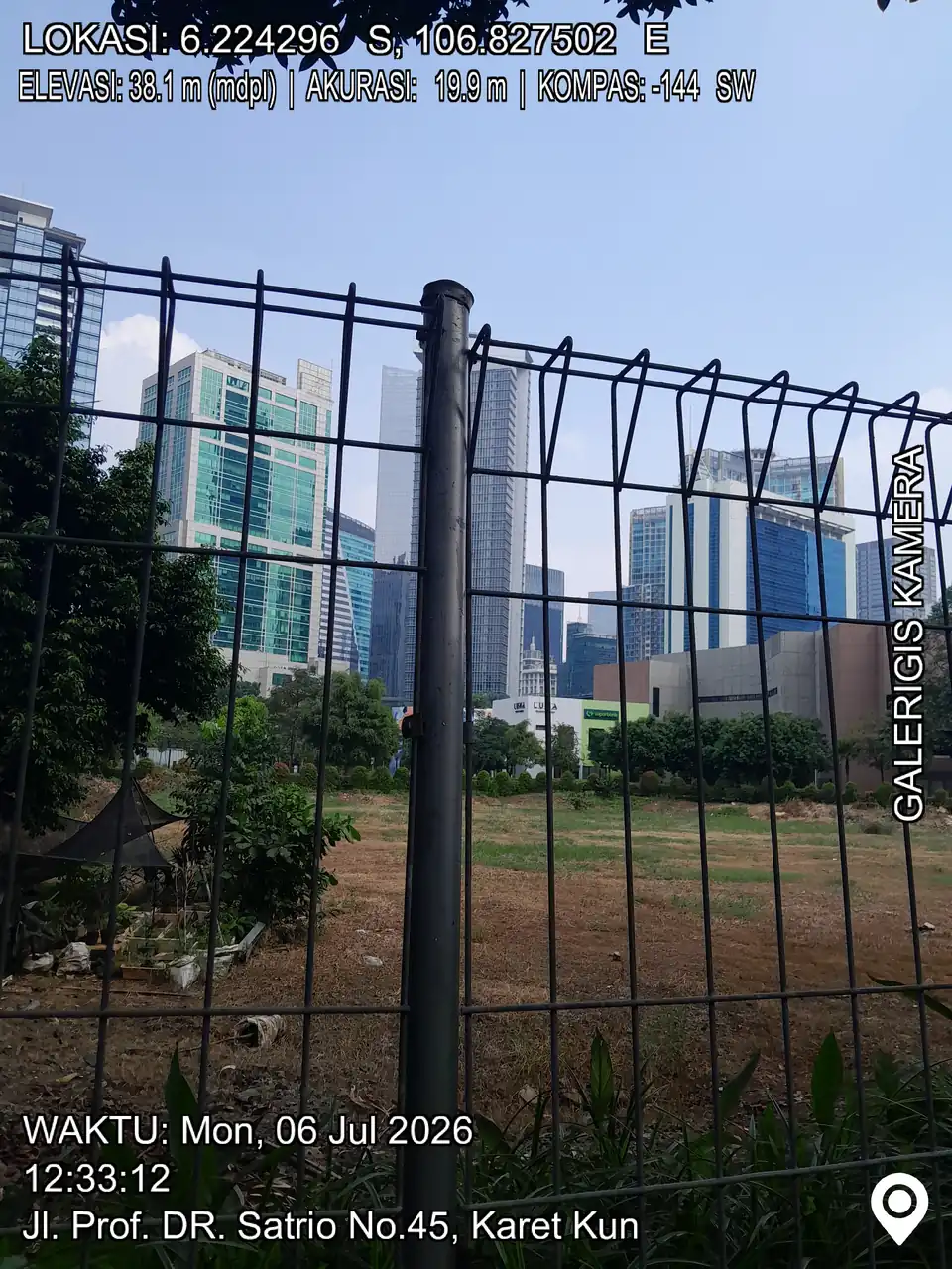 Contoh foto geotagging di kawasan Kuningan Jakarta dengan stempel lokasi dan akurasi GPS