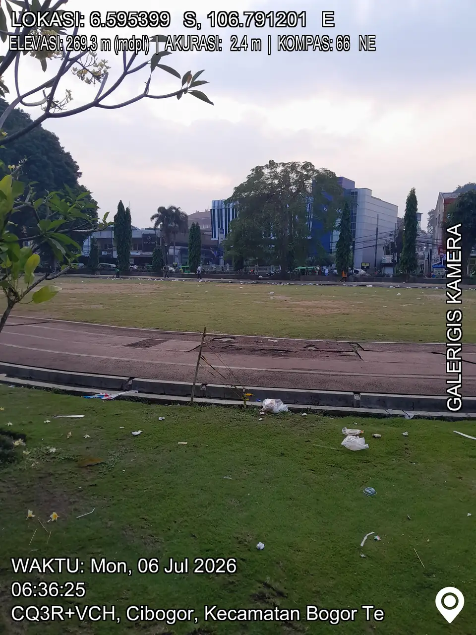 Contoh foto geotagging di lapangan terbuka Bogor dengan stempel koordinat GPS, waktu, dan alamat